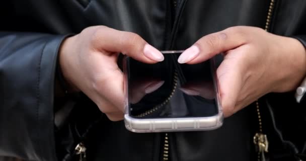 Close Mãos Mulher Negra Usando Smartphone Pesquisando Conteúdo Rua — Vídeo de Stock