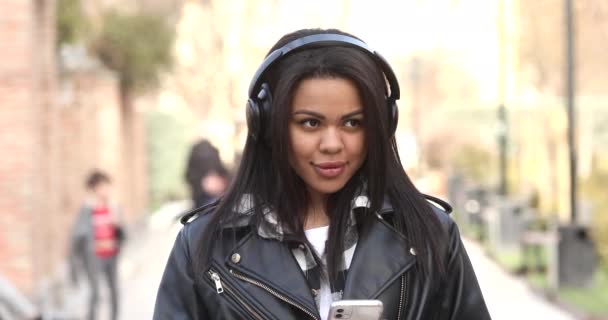 Retrato Hermosa Mujer Afroamericana Con Estilo Escuchando Música Con Auriculares — Vídeos de Stock