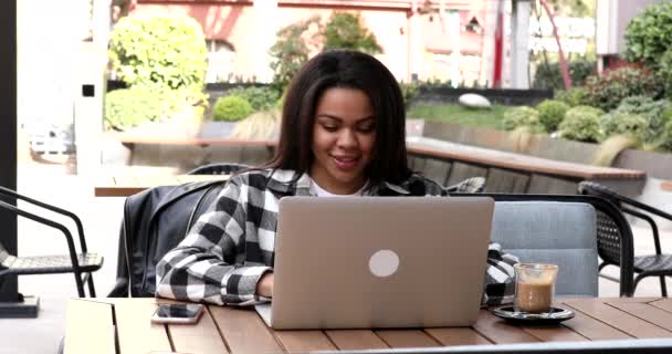 Jovem Afro Americana Sentada Café Livre Usando Laptop — Vídeo de Stock