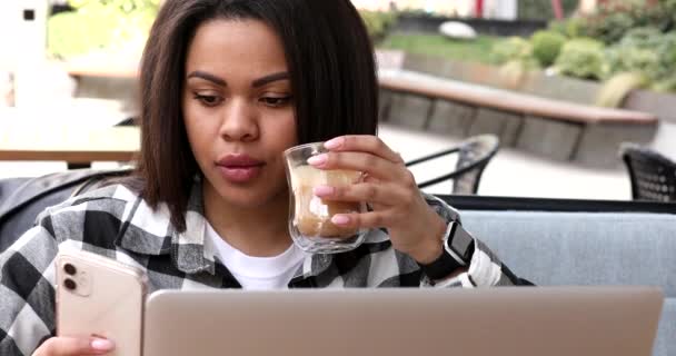Jovem Mulher Negra Digitando Telefone Enquanto Está Sentado Café Com — Vídeo de Stock
