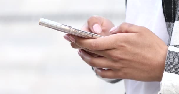 Primer Plano Las Manos Una Mujer Negra Usando Smartphone Buscando — Vídeo de stock