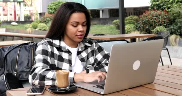 Jovem Afro Americana Sentada Café Livre Usando Laptop — Vídeo de Stock