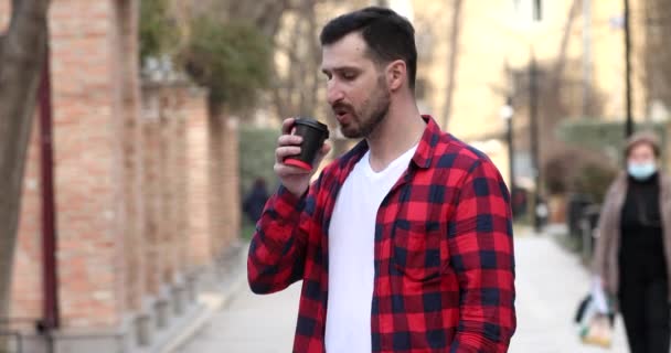 Hombre Guapo Bebiendo Café Para Calle — Vídeo de stock