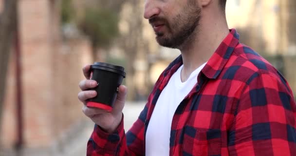 Hombre Guapo Bebiendo Café Para Calle — Vídeo de stock