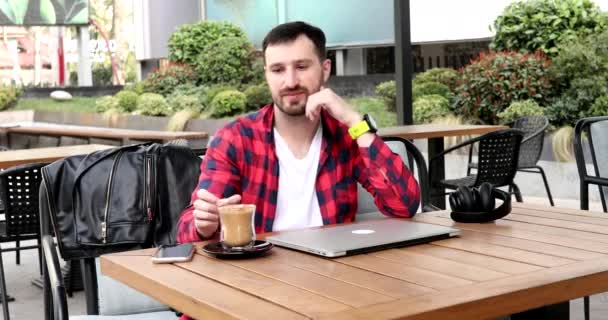 Pria Tampan Minum Kopi Kafe — Stok Video