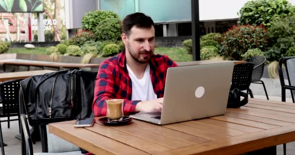 Smiling Man Surfing Web Laptop — Stock Video