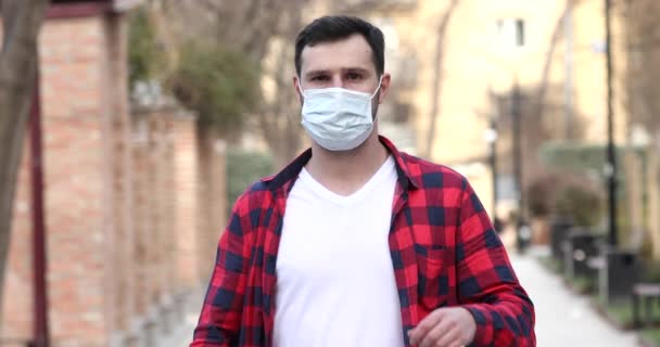 Een Jongeman Die Alleen Straat Staat Zijn Masker Afdoet Levend — Stockvideo