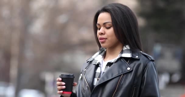 Усміхнена Афроамериканська Жінка Йде Кавою Щоб Піти Вулицю — стокове відео