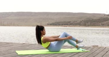 Sportif güçlü Afrikalı Amerikalı kız doğa eğitimi alıyor. Aktif fitness genç kadın karın kasları çalıştırıyor