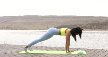 Sportif güçlü Afrikalı Amerikalı kız doğa eğitimi alıyor. Aktif fitness genç kadın karın kasları çalıştırıyor