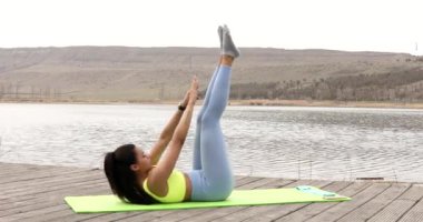 Sportif güçlü Afrikalı Amerikalı kız doğa eğitimi alıyor. Aktif fitness genç kadın karın kasları çalıştırıyor