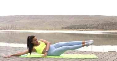 Sportif güçlü Afrikalı Amerikalı kız doğa eğitimi alıyor. Aktif fitness genç kadın karın kasları çalıştırıyor