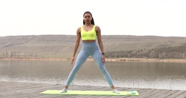 Fitness Zwarte Vrouw Doet Lunges Oefeningen Voor Benen Billen Spiertraining — Stockvideo