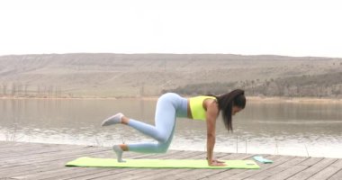 Sportif güçlü Afrikalı Amerikalı kız doğa eğitimi alıyor. Aktif spor yapan genç bir kadın. 