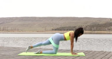 Sportif güçlü Afrikalı Amerikalı kız doğa eğitimi alıyor. Aktif spor yapan genç bir kadın. 