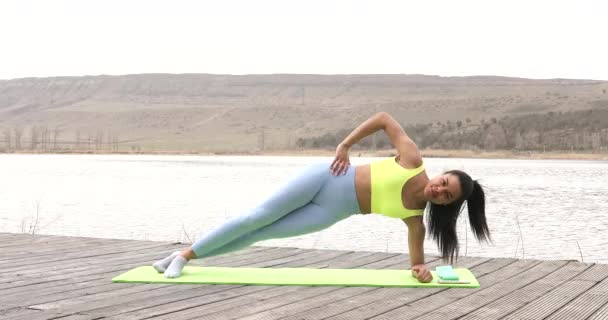 Sportieve Vrouw Planken Buiten Tijdens Fitness Sessie Atletische Jonge Vrouw — Stockvideo