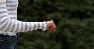 İş dünyası takım çalışması. Yumruklara yakın çekim başarılı bir alışverişin sembolü, işbirliği. İki başarılı insan el sıkışıyor..