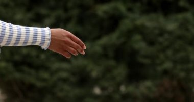 El sıkışan Afrikalı kadın ve beyaz adamın yakın çekimi. El sıkışma kavramı siyah beyaz el, ırklar arası arkadaşlık ve işbirliği.