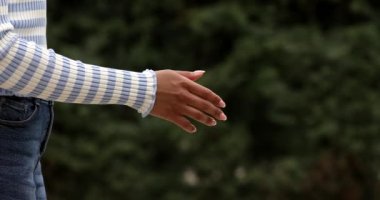 El sıkışan insanların yakın görüntüsü