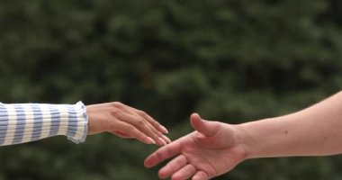 Sevgili çift dışarıda birlikte vakit geçiriyor. Romantik bir adamın şehirde zenci bir kadını öptüğü portre..