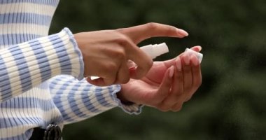El dezenfeksiyonu. Virüs salgınını önlemek için avuç içine dezenfeksiyon jeli sürüyorum. Grip ve koronavirüsün önlenmesi. Ellerini düzgün bir şekilde temizleyip dezenfekte etmek..