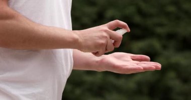 El dezenfeksiyonu. Virüs salgınını önlemek için avuç içine dezenfeksiyon jeli sürüyorum. Grip ve koronavirüsün önlenmesi. Ellerini düzgün bir şekilde temizleyip dezenfekte etmek..