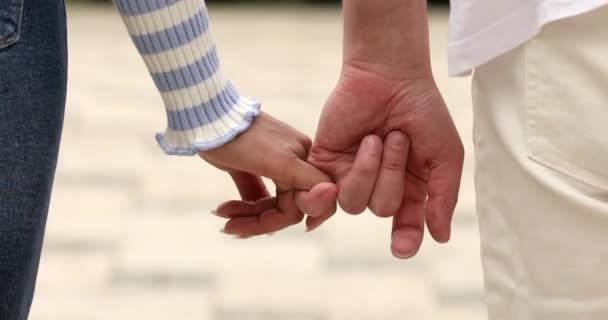 近距离观察一对情侣手牵手的情景 — 图库视频影像