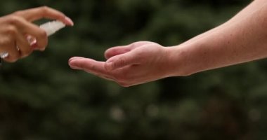 El dezenfeksiyonu. Virüs salgınını önlemek için avuç içine dezenfeksiyon jeli sürüyorum. Grip ve koronavirüsün önlenmesi. Ellerini düzgün bir şekilde temizleyip dezenfekte etmek..