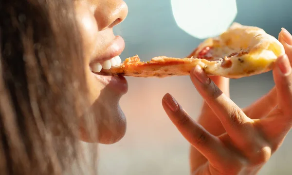 Kvinna Äter Pizza Med Skinka Och Ost — Stockfoto