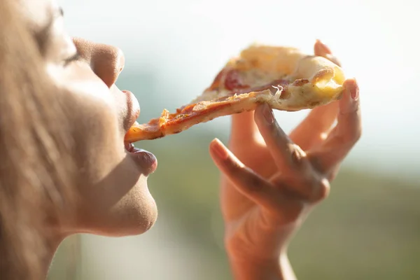 Kvinna Äter Pizza Med Skinka Och Ost — Stockfoto