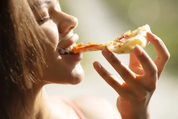 Kvinna Äter Pizza Med Skinka Och Ost — Stockfoto