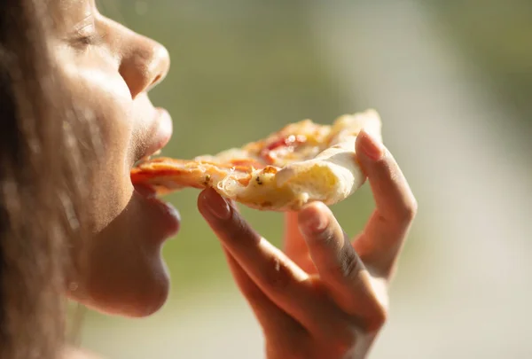 Kvinna Äter Pizza Med Skinka Och Ost — Stockfoto