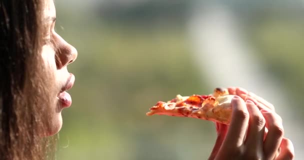 Woman Eating Pizza Street — Vídeo de stock