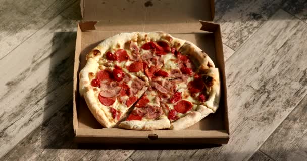 Handtag Bit Läcker Pizza Med Skinka Ost Och Salami — Stockvideo
