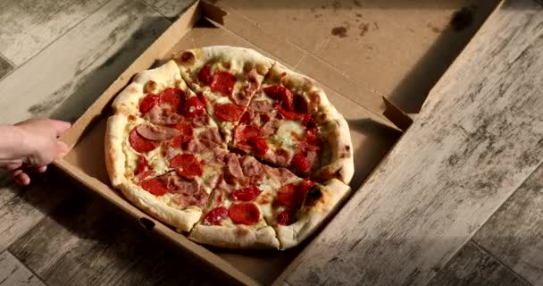 Caja Pizza Giratoria Mano — Vídeo de stock