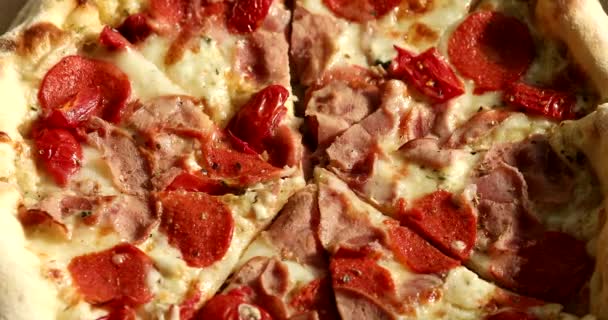 Deliciosa Pizza Con Jamón Queso Salami — Vídeos de Stock