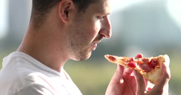 Vista Cerca Tipo Comiendo Rebanada Pizza — Vídeos de Stock