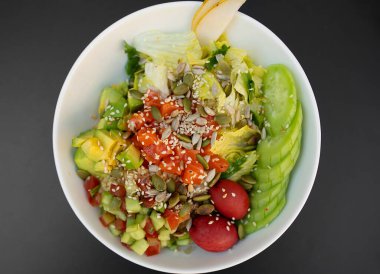 Sebze, kabak çekirdeği ve avokado ile lezzetli sağlıklı salata.