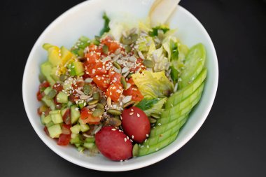 Sebze, kabak çekirdeği ve avokado ile lezzetli sağlıklı salata.