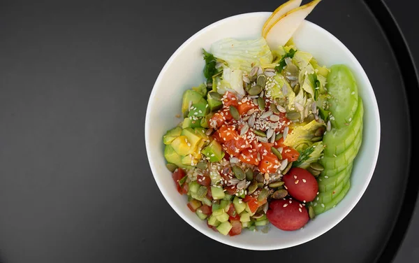 Sebze, kabak çekirdeği ve avokado ile lezzetli sağlıklı salata.