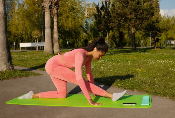 Young Beautiful Black Woman Pink Leggings Top Practicing Yoga City — Foto Stock