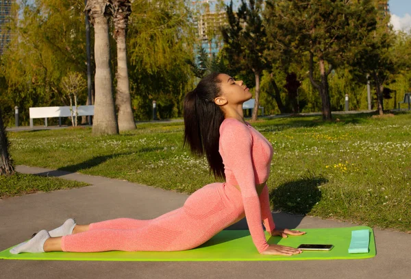 Young Beautiful Black Woman Pink Leggings Top Practicing Yoga City — стоковое фото