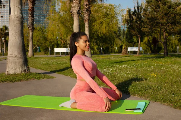 Young Beautiful Black Woman Pink Leggings Top Practicing Yoga City — стоковое фото