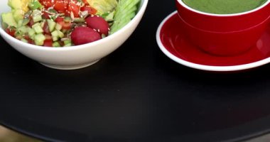 Restoranda sağlıklı bir kahvaltı. Somon taze sebze salatası domates, avokado, salatalık, marul ve ıspanak. Sağlıklı ve detoks gıda konsepti. Ve matcha latte..