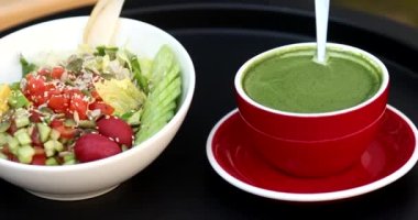 Restoranda sağlıklı bir kahvaltı. Somon taze sebze salatası domates, avokado, salatalık, marul ve ıspanak. Sağlıklı ve detoks gıda konsepti. Ve matcha latte..