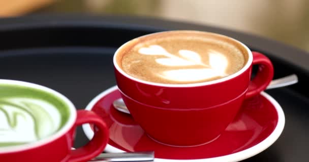 Czerwone Filiżanki Kawy Latte Art Czarnym Stole — Wideo stockowe