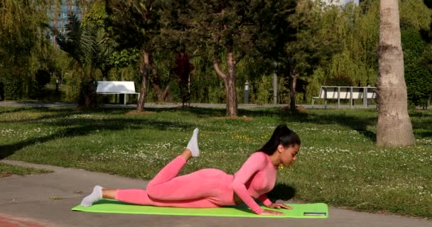 Jonge Aantrekkelijke Multi Etnische Vrouw Dragen Roze Sportkleding Broek Top — Stockvideo