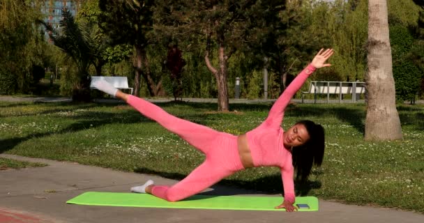 Mladá Atraktivní Multietnická Žena Růžovém Sportovním Oblečení Kalhotách Top Dělá — Stock video