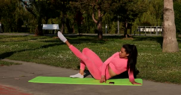 Joven Atractiva Mujer Multi Étnica Con Ropa Deportiva Rosa Pantalones — Vídeo de stock