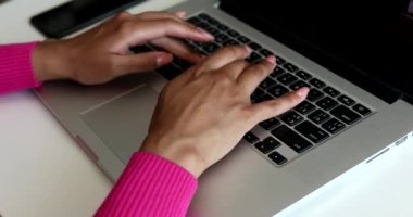 İş, teknoloji, okul, insanlar ve eğitim konsepti - Afro-Amerikan iş kadını ya da öğrenci kız ellerine yakın masa başında oturan dizüstü bilgisayarlı.